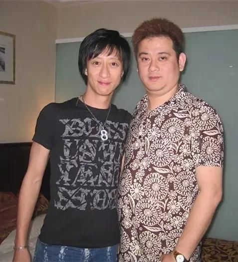 眼圈好重脸色憔悴依然留着一头长发k8凯发